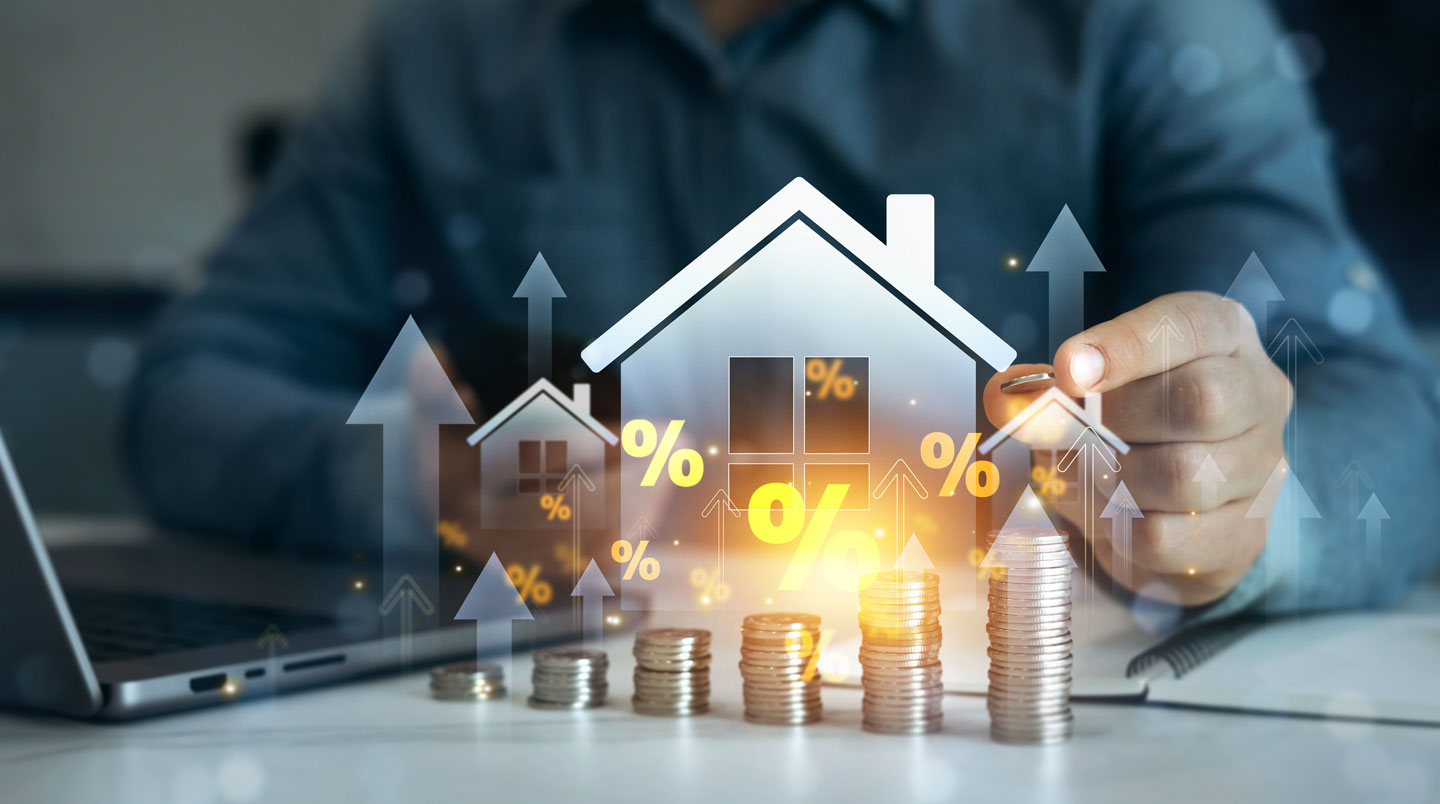 Agent immobilière consultant des données de marché immobilier sur écran dans une agence de Bergerac, analysant graphiques de prix et tableaux statistiques